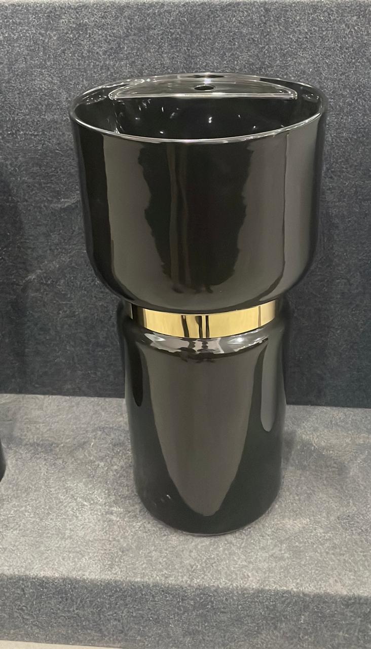 Pedestal basin — image 1
